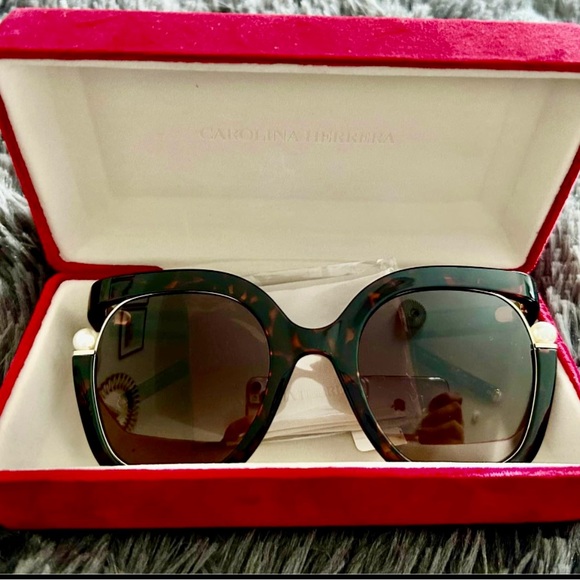 CAROLINA HERRERA PEARL SUNGLASSES - Picture 2 of 7